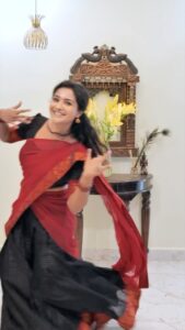 Sharanya Turadi Instagram - Yaar avano?😍✨ Being Thanga Mayil and wearing half sarees, glass bangles and mallipoo everyday has been an experience I totally enjoy in recent days. The cotton half sarees from @chettinad_sarees are so cool and comes in vibrant colours that I wish I'd get more occasions to flaunt them in real life too. These are my top 5 favourite colours that I wore for Pandian stores and which one do you like the most? 😍 #thangamayil #halfsaree #pandianstores #chettinadcotton