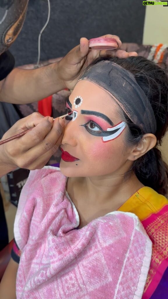 Sharanya Turadi Instagram - One of my DJD avatars to remember. 🎨 Getting ready to perform Yaksha gana on stage for my last performance for DJD , a folklore dance form of Karnataka. The costume was so heavy and we had to practice with the heavy costumes and makeup in order to get used to dancing on the stage with the same energy as rehearsal. It was exhausting and exciting at the same time. Love n Gratitude 🙏❤️