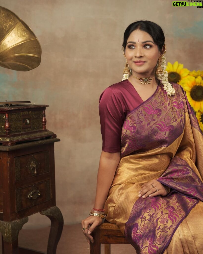 Sharanya Turadi Instagram - Aren’t we all living a vintage dream? Journey through time where the past meets the future with Mokshaa’s Retro Futurism marvel! This beautiful rust gold saree, embellished with a peacock border, paired effortlessly with a chic maroon blouse, invites you to explore a fusion of vintage charm and futuristic style. DM to place your orders and check out the link in our bio for more ! #saree #indiansaree #ethnicwear #womensaree #mokshaa #sharanyaturadi #sharanyaturadi_official #sharanya #fashion #fashionmodel