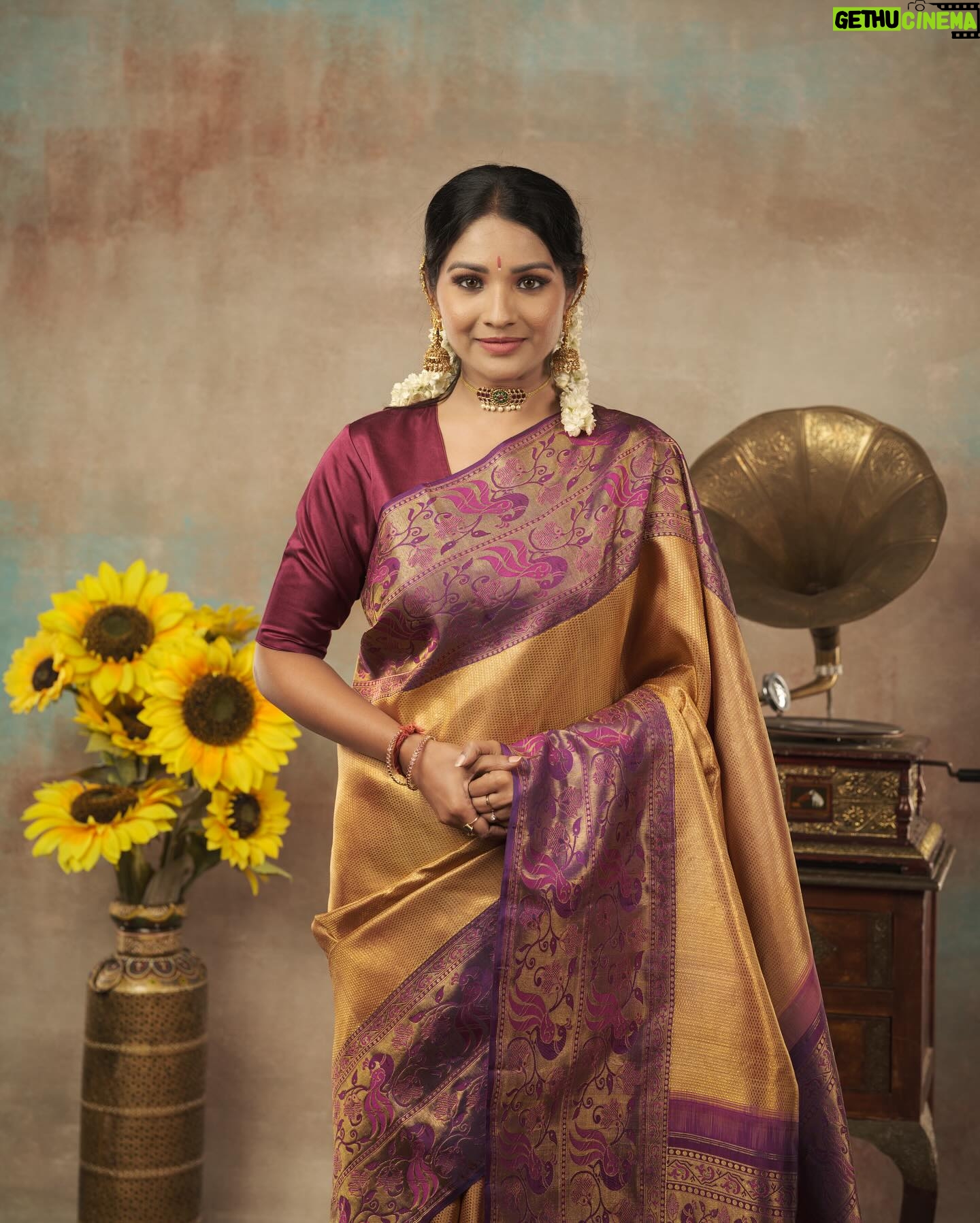 Sharanya Turadi Instagram - Aren’t we all living a vintage dream? Journey through time where the past meets the future with Mokshaa’s Retro Futurism marvel! This beautiful rust gold saree, embellished with a peacock border, paired effortlessly with a chic maroon blouse, invites you to explore a fusion of vintage charm and futuristic style. DM to place your orders and check out the link in our bio for more ! #saree #indiansaree #ethnicwear #womensaree #mokshaa #sharanyaturadi #sharanyaturadi_official #sharanya #fashion #fashionmodel