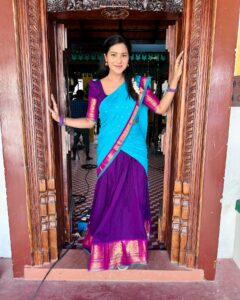 Sharanya Turadi Instagram - Day 1 of Pandian Stores 2, entering the PS family as Thanga Mayil from today 🦚 Vera enna kepen? Eppothum pola unga anbum aatharuvum than 🙏😍 Heartfelt gratitude to my kanmanies ❤️ #pandianstoresserial #thangamayil #newbegginings❤️