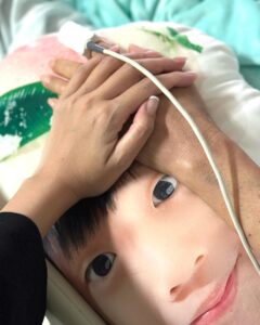 Sharon Chan Man-Chi Instagram - 至我最愛的媽媽 親愛的媽媽... 您是我生命中最重要的人 您一生不辭勞苦照顧我和弟弟 還有您最錫的孫仔子樂 您對家庭無私的愛和奉獻 照亮了我們的生命 您是一位偉大的母親 感謝您把我帶到這個世界 感謝您成為我的母親 這是您給我最寶貴的禮物 我會永遠記住您的教導 傳承您的美德 成為更好的人 媽咪我愛您♥️ 2023年妳不幸患上急性血癌 我們同妳並肩作戰 走過死亡幽谷 陪妳在醫院打仗 妳有無比的意志力和正能量 妳是一位戰士Super Woman 結果妳打贏這場仗 在這一年，妳康復得好好 我要爭取時間去愛妳 帶妳去吃最好的 很感恩我們一家人 可以一齊去泰國旅行 我知道這也是妳的心願 我都會盡力幫妳完成 2024年1月25日晚上 我拖著妳的手 在至親的陪伴下離開了我們 很平安地踏上了 通往天家的旅程 在這個艱難的時刻 我是無比的傷痛 媽媽...我怎能失去您 我的手指在發抖 我很害怕這一刻 沒有妳的日子 我不知道能怎樣過 妳陪伴着我結婚生仔 陪伴着子樂長大 見證我每一個時刻和成長階段 照亮我的人生 您知道我有多愛您嗎 媽媽 我知道你已經在天父的懷抱裏 已經沒有疾病和苦痛 我知道你在天上 會常常看顧着我們 昨天我跟妳約定 如果我想同妳傾偈的時候 我就會望着天空跟妳說 妳記得記得要回應我 我還有千言萬語想跟妳說 又或者我們在夢中見 我們會想念您 懷念您的好 我知道妳最擔心我的身體 我應承妳會好好照顧自己和家庭 妳不用擔心和掛心 我們將來一定會重聚 在這裏 我要感謝親人好友 在這個艱難的時刻 對媽媽無微不至的照顧和愛 我代表媽媽感謝你們🙏💕 媽媽有你們真的很幸福 我也很感謝仁安醫院的醫療團隊 對媽媽悉心溫柔的照料 感謝媽媽的主診醫生 潘逸陞醫生和陳敏航醫生 從去年至今年 你們跟我們一齊打仗 一齊渡過高高低低 你們給我和家人的心靈支持 給媽媽的愛和心靈安慰 是無比的重要 媽媽.. 我永遠愛您♥️ 您永遠留在我們心中 感謝您，給予我生命中最美好的禮物 願您在天堂中得到永恆的平安和喜樂 摯愛您的女兒 敏芝