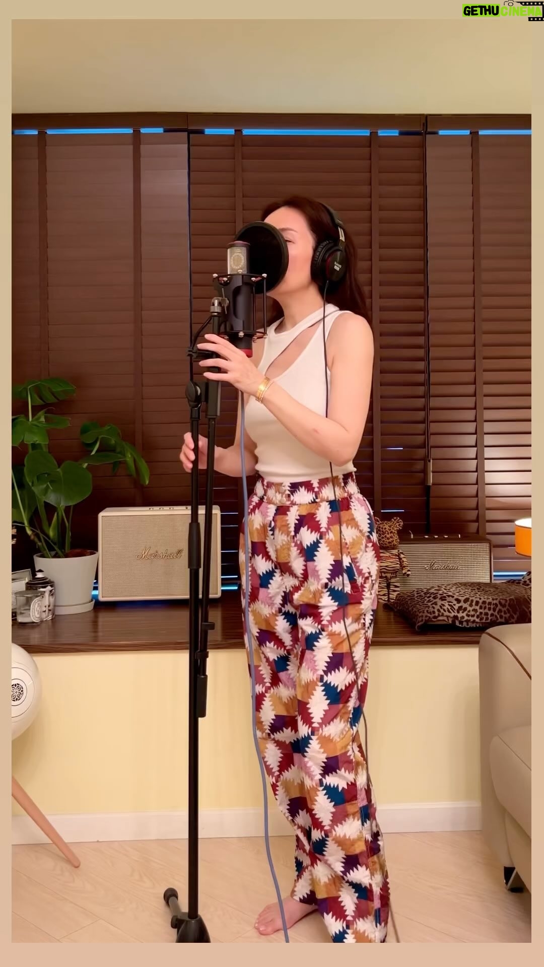 Sharon Chan Man-Chi Instagram - 𝑻𝒉𝒂𝒏𝒌𝒚𝒐𝒖 𝒎𝒚 𝑫𝒆𝒂𝒓 ❤️❤️ @paisleyhu 真的很感動 相信媽媽在天堂也聽得很開心 她一定會叫我多謝妳 妳唱得好好聽 每一個字都感動我 眼腫了 還是不停無限Loop 這是我媽媽和爸爸最喜歡的歌 他們也是鄧麗君小姐的忠實粉絲 所以我從小已經聽她的歌 好多首我都識唱 媽咪最鍾意聽我唱歌 雖然我唱得麻麻 呢首歌就係佢臨終前 我喺佢耳邊唱俾佢聽 所以就係屬於我倆的歌 現在能邀請到妳為我們唱 真的很有福氣 媽咪實話快啲叫豹嫂出碟啦 開演唱會啦 唱得咁好聽 𝑰 𝒍𝒐𝒗𝒆 𝒚𝒐𝒖𝒓 𝒗𝒐𝒊𝒄𝒆 𝒂𝒏𝒅 𝒚𝒐𝒖𝒓 𝒉𝒆𝒂𝒓𝒕 🤍 #月亮代表我的心 #天籟之音 #感動人心 #耳朵懷孕 #快啲開演唱會