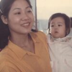 Sharon Chan Man-Chi Instagram - 至我最愛的媽媽 親愛的媽媽... 您是我生命中最重要的人 您一生不辭勞苦照顧我和弟弟 還有您最錫的孫仔子樂 您對家庭無私的愛和奉獻 照亮了我們的生命 您是一位偉大的母親 感謝您把我帶到這個世界 感謝您成為我的母親 這是您給我最寶貴的禮物 我會永遠記住您的教導 傳承您的美德 成為更好的人 媽咪我愛您♥️ 2023年妳不幸患上急性血癌 我們同妳並肩作戰 走過死亡幽谷 陪妳在醫院打仗 妳有無比的意志力和正能量 妳是一位戰士Super Woman 結果妳打贏這場仗 在這一年，妳康復得好好 我要爭取時間去愛妳 帶妳去吃最好的 很感恩我們一家人 可以一齊去泰國旅行 我知道這也是妳的心願 我都會盡力幫妳完成 2024年1月25日晚上 我拖著妳的手 在至親的陪伴下離開了我們 很平安地踏上了 通往天家的旅程 在這個艱難的時刻 我是無比的傷痛 媽媽...我怎能失去您 我的手指在發抖 我很害怕這一刻 沒有妳的日子 我不知道能怎樣過 妳陪伴着我結婚生仔 陪伴着子樂長大 見證我每一個時刻和成長階段 照亮我的人生 您知道我有多愛您嗎 媽媽 我知道你已經在天父的懷抱裏 已經沒有疾病和苦痛 我知道你在天上 會常常看顧着我們 昨天我跟妳約定 如果我想同妳傾偈的時候 我就會望着天空跟妳說 妳記得記得要回應我 我還有千言萬語想跟妳說 又或者我們在夢中見 我們會想念您 懷念您的好 我知道妳最擔心我的身體 我應承妳會好好照顧自己和家庭 妳不用擔心和掛心 我們將來一定會重聚 在這裏 我要感謝親人好友 在這個艱難的時刻 對媽媽無微不至的照顧和愛 我代表媽媽感謝你們🙏💕 媽媽有你們真的很幸福 我也很感謝仁安醫院的醫療團隊 對媽媽悉心溫柔的照料 感謝媽媽的主診醫生 潘逸陞醫生和陳敏航醫生 從去年至今年 你們跟我們一齊打仗 一齊渡過高高低低 你們給我和家人的心靈支持 給媽媽的愛和心靈安慰 是無比的重要 媽媽.. 我永遠愛您♥️ 您永遠留在我們心中 感謝您，給予我生命中最美好的禮物 願您在天堂中得到永恆的平安和喜樂 摯愛您的女兒 敏芝