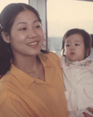 Sharon Chan Man-Chi Instagram - 至我最愛的媽媽

親愛的媽媽... 
您是我生命中最重要的人
您一生不辭勞苦照顧我和弟弟
還有您最錫的孫仔子樂
您對家庭無私的愛和奉獻
照亮了我們的生命
您是一位偉大的母親
感謝您把我帶到這個世界
感謝您成為我的母親
這是您給我最寶貴的禮物
我會永遠記住您的教導
傳承您的美德
成為更好的人
媽咪我愛您♥️

2023年妳不幸患上急性血癌
我們同妳並肩作戰
走過死亡幽谷
陪妳在醫院打仗
妳有無比的意志力和正能量
妳是一位戰士Super Woman
結果妳打贏這場仗
在這一年，妳康復得好好
我要爭取時間去愛妳
帶妳去吃最好的
很感恩我們一家人
可以一齊去泰國旅行
我知道這也是妳的心願
我都會盡力幫妳完成

2024年1月25日晚上
我拖著妳的手
在至親的陪伴下離開了我們
很平安地踏上了
通往天家的旅程
在這個艱難的時刻
我是無比的傷痛
媽媽...我怎能失去您
我的手指在發抖
我很害怕這一刻
沒有妳的日子
我不知道能怎樣過
妳陪伴着我結婚生仔
陪伴着子樂長大
見證我每一個時刻和成長階段
照亮我的人生
您知道我有多愛您嗎

媽媽
我知道你已經在天父的懷抱裏
已經沒有疾病和苦痛
我知道你在天上
會常常看顧着我們
昨天我跟妳約定
如果我想同妳傾偈的時候
我就會望着天空跟妳說
妳記得記得要回應我
我還有千言萬語想跟妳說
又或者我們在夢中見
我們會想念您
懷念您的好
我知道妳最擔心我的身體
我應承妳會好好照顧自己和家庭
妳不用擔心和掛心
我們將來一定會重聚

在這裏
我要感謝親人好友
在這個艱難的時刻
對媽媽無微不至的照顧和愛
我代表媽媽感謝你們🙏💕
媽媽有你們真的很幸福

我也很感謝仁安醫院的醫療團隊
對媽媽悉心溫柔的照料
感謝媽媽的主診醫生
潘逸陞醫生和陳敏航醫生
從去年至今年
你們跟我們一齊打仗
一齊渡過高高低低
你們給我和家人的心靈支持
給媽媽的愛和心靈安慰
是無比的重要

媽媽.. 我永遠愛您♥️
您永遠留在我們心中
感謝您，給予我生命中最美好的禮物
願您在天堂中得到永恆的平安和喜樂

摯愛您的女兒
敏芝
