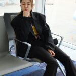Sharon Chan Man-Chi Instagram - 喜歡的一首歌🎼 尤其是上機前 都喜歡聽的 🤍🖤🤍🖤🤍