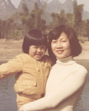 Sharon Chan Man-Chi Instagram - 至我最愛的媽媽

親愛的媽媽... 
您是我生命中最重要的人
您一生不辭勞苦照顧我和弟弟
還有您最錫的孫仔子樂
您對家庭無私的愛和奉獻
照亮了我們的生命
您是一位偉大的母親
感謝您把我帶到這個世界
感謝您成為我的母親
這是您給我最寶貴的禮物
我會永遠記住您的教導
傳承您的美德
成為更好的人
媽咪我愛您♥️

2023年妳不幸患上急性血癌
我們同妳並肩作戰
走過死亡幽谷
陪妳在醫院打仗
妳有無比的意志力和正能量
妳是一位戰士Super Woman
結果妳打贏這場仗
在這一年，妳康復得好好
我要爭取時間去愛妳
帶妳去吃最好的
很感恩我們一家人
可以一齊去泰國旅行
我知道這也是妳的心願
我都會盡力幫妳完成

2024年1月25日晚上
我拖著妳的手
在至親的陪伴下離開了我們
很平安地踏上了
通往天家的旅程
在這個艱難的時刻
我是無比的傷痛
媽媽...我怎能失去您
我的手指在發抖
我很害怕這一刻
沒有妳的日子
我不知道能怎樣過
妳陪伴着我結婚生仔
陪伴着子樂長大
見證我每一個時刻和成長階段
照亮我的人生
您知道我有多愛您嗎

媽媽
我知道你已經在天父的懷抱裏
已經沒有疾病和苦痛
我知道你在天上
會常常看顧着我們
昨天我跟妳約定
如果我想同妳傾偈的時候
我就會望着天空跟妳說
妳記得記得要回應我
我還有千言萬語想跟妳說
又或者我們在夢中見
我們會想念您
懷念您的好
我知道妳最擔心我的身體
我應承妳會好好照顧自己和家庭
妳不用擔心和掛心
我們將來一定會重聚

在這裏
我要感謝親人好友
在這個艱難的時刻
對媽媽無微不至的照顧和愛
我代表媽媽感謝你們🙏💕
媽媽有你們真的很幸福

我也很感謝仁安醫院的醫療團隊
對媽媽悉心溫柔的照料
感謝媽媽的主診醫生
潘逸陞醫生和陳敏航醫生
從去年至今年
你們跟我們一齊打仗
一齊渡過高高低低
你們給我和家人的心靈支持
給媽媽的愛和心靈安慰
是無比的重要

媽媽.. 我永遠愛您♥️
您永遠留在我們心中
感謝您，給予我生命中最美好的禮物
願您在天堂中得到永恆的平安和喜樂

摯愛您的女兒
敏芝
