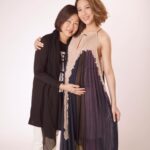 Sharon Chan Man-Chi Instagram - 至我最愛的媽媽 親愛的媽媽... 您是我生命中最重要的人 您一生不辭勞苦照顧我和弟弟 還有您最錫的孫仔子樂 您對家庭無私的愛和奉獻 照亮了我們的生命 您是一位偉大的母親 感謝您把我帶到這個世界 感謝您成為我的母親 這是您給我最寶貴的禮物 我會永遠記住您的教導 傳承您的美德 成為更好的人 媽咪我愛您♥️ 2023年妳不幸患上急性血癌 我們同妳並肩作戰 走過死亡幽谷 陪妳在醫院打仗 妳有無比的意志力和正能量 妳是一位戰士Super Woman 結果妳打贏這場仗 在這一年，妳康復得好好 我要爭取時間去愛妳 帶妳去吃最好的 很感恩我們一家人 可以一齊去泰國旅行 我知道這也是妳的心願 我都會盡力幫妳完成 2024年1月25日晚上 我拖著妳的手 在至親的陪伴下離開了我們 很平安地踏上了 通往天家的旅程 在這個艱難的時刻 我是無比的傷痛 媽媽...我怎能失去您 我的手指在發抖 我很害怕這一刻 沒有妳的日子 我不知道能怎樣過 妳陪伴着我結婚生仔 陪伴着子樂長大 見證我每一個時刻和成長階段 照亮我的人生 您知道我有多愛您嗎 媽媽 我知道你已經在天父的懷抱裏 已經沒有疾病和苦痛 我知道你在天上 會常常看顧着我們 昨天我跟妳約定 如果我想同妳傾偈的時候 我就會望着天空跟妳說 妳記得記得要回應我 我還有千言萬語想跟妳說 又或者我們在夢中見 我們會想念您 懷念您的好 我知道妳最擔心我的身體 我應承妳會好好照顧自己和家庭 妳不用擔心和掛心 我們將來一定會重聚 在這裏 我要感謝親人好友 在這個艱難的時刻 對媽媽無微不至的照顧和愛 我代表媽媽感謝你們🙏💕 媽媽有你們真的很幸福 我也很感謝仁安醫院的醫療團隊 對媽媽悉心溫柔的照料 感謝媽媽的主診醫生 潘逸陞醫生和陳敏航醫生 從去年至今年 你們跟我們一齊打仗 一齊渡過高高低低 你們給我和家人的心靈支持 給媽媽的愛和心靈安慰 是無比的重要 媽媽.. 我永遠愛您♥️ 您永遠留在我們心中 感謝您，給予我生命中最美好的禮物 願您在天堂中得到永恆的平安和喜樂 摯愛您的女兒 敏芝