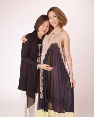 Sharon Chan Man-Chi Instagram - 至我最愛的媽媽

親愛的媽媽... 
您是我生命中最重要的人
您一生不辭勞苦照顧我和弟弟
還有您最錫的孫仔子樂
您對家庭無私的愛和奉獻
照亮了我們的生命
您是一位偉大的母親
感謝您把我帶到這個世界
感謝您成為我的母親
這是您給我最寶貴的禮物
我會永遠記住您的教導
傳承您的美德
成為更好的人
媽咪我愛您♥️

2023年妳不幸患上急性血癌
我們同妳並肩作戰
走過死亡幽谷
陪妳在醫院打仗
妳有無比的意志力和正能量
妳是一位戰士Super Woman
結果妳打贏這場仗
在這一年，妳康復得好好
我要爭取時間去愛妳
帶妳去吃最好的
很感恩我們一家人
可以一齊去泰國旅行
我知道這也是妳的心願
我都會盡力幫妳完成

2024年1月25日晚上
我拖著妳的手
在至親的陪伴下離開了我們
很平安地踏上了
通往天家的旅程
在這個艱難的時刻
我是無比的傷痛
媽媽...我怎能失去您
我的手指在發抖
我很害怕這一刻
沒有妳的日子
我不知道能怎樣過
妳陪伴着我結婚生仔
陪伴着子樂長大
見證我每一個時刻和成長階段
照亮我的人生
您知道我有多愛您嗎

媽媽
我知道你已經在天父的懷抱裏
已經沒有疾病和苦痛
我知道你在天上
會常常看顧着我們
昨天我跟妳約定
如果我想同妳傾偈的時候
我就會望着天空跟妳說
妳記得記得要回應我
我還有千言萬語想跟妳說
又或者我們在夢中見
我們會想念您
懷念您的好
我知道妳最擔心我的身體
我應承妳會好好照顧自己和家庭
妳不用擔心和掛心
我們將來一定會重聚

在這裏
我要感謝親人好友
在這個艱難的時刻
對媽媽無微不至的照顧和愛
我代表媽媽感謝你們🙏💕
媽媽有你們真的很幸福

我也很感謝仁安醫院的醫療團隊
對媽媽悉心溫柔的照料
感謝媽媽的主診醫生
潘逸陞醫生和陳敏航醫生
從去年至今年
你們跟我們一齊打仗
一齊渡過高高低低
你們給我和家人的心靈支持
給媽媽的愛和心靈安慰
是無比的重要

媽媽.. 我永遠愛您♥️
您永遠留在我們心中
感謝您，給予我生命中最美好的禮物
願您在天堂中得到永恆的平安和喜樂

摯愛您的女兒
敏芝