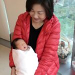 Sharon Chan Man-Chi Instagram - 至我最愛的媽媽 親愛的媽媽... 您是我生命中最重要的人 您一生不辭勞苦照顧我和弟弟 還有您最錫的孫仔子樂 您對家庭無私的愛和奉獻 照亮了我們的生命 您是一位偉大的母親 感謝您把我帶到這個世界 感謝您成為我的母親 這是您給我最寶貴的禮物 我會永遠記住您的教導 傳承您的美德 成為更好的人 媽咪我愛您♥️ 2023年妳不幸患上急性血癌 我們同妳並肩作戰 走過死亡幽谷 陪妳在醫院打仗 妳有無比的意志力和正能量 妳是一位戰士Super Woman 結果妳打贏這場仗 在這一年，妳康復得好好 我要爭取時間去愛妳 帶妳去吃最好的 很感恩我們一家人 可以一齊去泰國旅行 我知道這也是妳的心願 我都會盡力幫妳完成 2024年1月25日晚上 我拖著妳的手 在至親的陪伴下離開了我們 很平安地踏上了 通往天家的旅程 在這個艱難的時刻 我是無比的傷痛 媽媽...我怎能失去您 我的手指在發抖 我很害怕這一刻 沒有妳的日子 我不知道能怎樣過 妳陪伴着我結婚生仔 陪伴着子樂長大 見證我每一個時刻和成長階段 照亮我的人生 您知道我有多愛您嗎 媽媽 我知道你已經在天父的懷抱裏 已經沒有疾病和苦痛 我知道你在天上 會常常看顧着我們 昨天我跟妳約定 如果我想同妳傾偈的時候 我就會望着天空跟妳說 妳記得記得要回應我 我還有千言萬語想跟妳說 又或者我們在夢中見 我們會想念您 懷念您的好 我知道妳最擔心我的身體 我應承妳會好好照顧自己和家庭 妳不用擔心和掛心 我們將來一定會重聚 在這裏 我要感謝親人好友 在這個艱難的時刻 對媽媽無微不至的照顧和愛 我代表媽媽感謝你們🙏💕 媽媽有你們真的很幸福 我也很感謝仁安醫院的醫療團隊 對媽媽悉心溫柔的照料 感謝媽媽的主診醫生 潘逸陞醫生和陳敏航醫生 從去年至今年 你們跟我們一齊打仗 一齊渡過高高低低 你們給我和家人的心靈支持 給媽媽的愛和心靈安慰 是無比的重要 媽媽.. 我永遠愛您♥️ 您永遠留在我們心中 感謝您，給予我生命中最美好的禮物 願您在天堂中得到永恆的平安和喜樂 摯愛您的女兒 敏芝