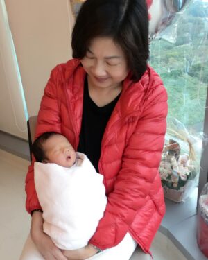 Sharon Chan Man-Chi Instagram - 至我最愛的媽媽

親愛的媽媽... 
您是我生命中最重要的人
您一生不辭勞苦照顧我和弟弟
還有您最錫的孫仔子樂
您對家庭無私的愛和奉獻
照亮了我們的生命
您是一位偉大的母親
感謝您把我帶到這個世界
感謝您成為我的母親
這是您給我最寶貴的禮物
我會永遠記住您的教導
傳承您的美德
成為更好的人
媽咪我愛您♥️

2023年妳不幸患上急性血癌
我們同妳並肩作戰
走過死亡幽谷
陪妳在醫院打仗
妳有無比的意志力和正能量
妳是一位戰士Super Woman
結果妳打贏這場仗
在這一年，妳康復得好好
我要爭取時間去愛妳
帶妳去吃最好的
很感恩我們一家人
可以一齊去泰國旅行
我知道這也是妳的心願
我都會盡力幫妳完成

2024年1月25日晚上
我拖著妳的手
在至親的陪伴下離開了我們
很平安地踏上了
通往天家的旅程
在這個艱難的時刻
我是無比的傷痛
媽媽...我怎能失去您
我的手指在發抖
我很害怕這一刻
沒有妳的日子
我不知道能怎樣過
妳陪伴着我結婚生仔
陪伴着子樂長大
見證我每一個時刻和成長階段
照亮我的人生
您知道我有多愛您嗎

媽媽
我知道你已經在天父的懷抱裏
已經沒有疾病和苦痛
我知道你在天上
會常常看顧着我們
昨天我跟妳約定
如果我想同妳傾偈的時候
我就會望着天空跟妳說
妳記得記得要回應我
我還有千言萬語想跟妳說
又或者我們在夢中見
我們會想念您
懷念您的好
我知道妳最擔心我的身體
我應承妳會好好照顧自己和家庭
妳不用擔心和掛心
我們將來一定會重聚

在這裏
我要感謝親人好友
在這個艱難的時刻
對媽媽無微不至的照顧和愛
我代表媽媽感謝你們🙏💕
媽媽有你們真的很幸福

我也很感謝仁安醫院的醫療團隊
對媽媽悉心溫柔的照料
感謝媽媽的主診醫生
潘逸陞醫生和陳敏航醫生
從去年至今年
你們跟我們一齊打仗
一齊渡過高高低低
你們給我和家人的心靈支持
給媽媽的愛和心靈安慰
是無比的重要

媽媽.. 我永遠愛您♥️
您永遠留在我們心中
感謝您，給予我生命中最美好的禮物
願您在天堂中得到永恆的平安和喜樂

摯愛您的女兒
敏芝