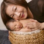 Sharon Chan Man-Chi Instagram - 至我最愛的媽媽 親愛的媽媽... 您是我生命中最重要的人 您一生不辭勞苦照顧我和弟弟 還有您最錫的孫仔子樂 您對家庭無私的愛和奉獻 照亮了我們的生命 您是一位偉大的母親 感謝您把我帶到這個世界 感謝您成為我的母親 這是您給我最寶貴的禮物 我會永遠記住您的教導 傳承您的美德 成為更好的人 媽咪我愛您♥️ 2023年妳不幸患上急性血癌 我們同妳並肩作戰 走過死亡幽谷 陪妳在醫院打仗 妳有無比的意志力和正能量 妳是一位戰士Super Woman 結果妳打贏這場仗 在這一年，妳康復得好好 我要爭取時間去愛妳 帶妳去吃最好的 很感恩我們一家人 可以一齊去泰國旅行 我知道這也是妳的心願 我都會盡力幫妳完成 2024年1月25日晚上 我拖著妳的手 在至親的陪伴下離開了我們 很平安地踏上了 通往天家的旅程 在這個艱難的時刻 我是無比的傷痛 媽媽...我怎能失去您 我的手指在發抖 我很害怕這一刻 沒有妳的日子 我不知道能怎樣過 妳陪伴着我結婚生仔 陪伴着子樂長大 見證我每一個時刻和成長階段 照亮我的人生 您知道我有多愛您嗎 媽媽 我知道你已經在天父的懷抱裏 已經沒有疾病和苦痛 我知道你在天上 會常常看顧着我們 昨天我跟妳約定 如果我想同妳傾偈的時候 我就會望着天空跟妳說 妳記得記得要回應我 我還有千言萬語想跟妳說 又或者我們在夢中見 我們會想念您 懷念您的好 我知道妳最擔心我的身體 我應承妳會好好照顧自己和家庭 妳不用擔心和掛心 我們將來一定會重聚 在這裏 我要感謝親人好友 在這個艱難的時刻 對媽媽無微不至的照顧和愛 我代表媽媽感謝你們🙏💕 媽媽有你們真的很幸福 我也很感謝仁安醫院的醫療團隊 對媽媽悉心溫柔的照料 感謝媽媽的主診醫生 潘逸陞醫生和陳敏航醫生 從去年至今年 你們跟我們一齊打仗 一齊渡過高高低低 你們給我和家人的心靈支持 給媽媽的愛和心靈安慰 是無比的重要 媽媽.. 我永遠愛您♥️ 您永遠留在我們心中 感謝您，給予我生命中最美好的禮物 願您在天堂中得到永恆的平安和喜樂 摯愛您的女兒 敏芝