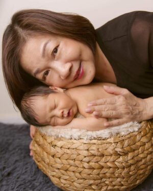 Sharon Chan Man-Chi Instagram - 至我最愛的媽媽

親愛的媽媽... 
您是我生命中最重要的人
您一生不辭勞苦照顧我和弟弟
還有您最錫的孫仔子樂
您對家庭無私的愛和奉獻
照亮了我們的生命
您是一位偉大的母親
感謝您把我帶到這個世界
感謝您成為我的母親
這是您給我最寶貴的禮物
我會永遠記住您的教導
傳承您的美德
成為更好的人
媽咪我愛您♥️

2023年妳不幸患上急性血癌
我們同妳並肩作戰
走過死亡幽谷
陪妳在醫院打仗
妳有無比的意志力和正能量
妳是一位戰士Super Woman
結果妳打贏這場仗
在這一年，妳康復得好好
我要爭取時間去愛妳
帶妳去吃最好的
很感恩我們一家人
可以一齊去泰國旅行
我知道這也是妳的心願
我都會盡力幫妳完成

2024年1月25日晚上
我拖著妳的手
在至親的陪伴下離開了我們
很平安地踏上了
通往天家的旅程
在這個艱難的時刻
我是無比的傷痛
媽媽...我怎能失去您
我的手指在發抖
我很害怕這一刻
沒有妳的日子
我不知道能怎樣過
妳陪伴着我結婚生仔
陪伴着子樂長大
見證我每一個時刻和成長階段
照亮我的人生
您知道我有多愛您嗎

媽媽
我知道你已經在天父的懷抱裏
已經沒有疾病和苦痛
我知道你在天上
會常常看顧着我們
昨天我跟妳約定
如果我想同妳傾偈的時候
我就會望着天空跟妳說
妳記得記得要回應我
我還有千言萬語想跟妳說
又或者我們在夢中見
我們會想念您
懷念您的好
我知道妳最擔心我的身體
我應承妳會好好照顧自己和家庭
妳不用擔心和掛心
我們將來一定會重聚

在這裏
我要感謝親人好友
在這個艱難的時刻
對媽媽無微不至的照顧和愛
我代表媽媽感謝你們🙏💕
媽媽有你們真的很幸福

我也很感謝仁安醫院的醫療團隊
對媽媽悉心溫柔的照料
感謝媽媽的主診醫生
潘逸陞醫生和陳敏航醫生
從去年至今年
你們跟我們一齊打仗
一齊渡過高高低低
你們給我和家人的心靈支持
給媽媽的愛和心靈安慰
是無比的重要

媽媽.. 我永遠愛您♥️
您永遠留在我們心中
感謝您，給予我生命中最美好的禮物
願您在天堂中得到永恆的平安和喜樂

摯愛您的女兒
敏芝