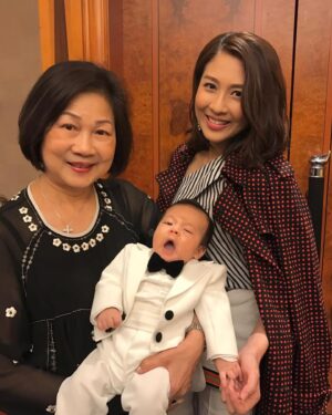 Sharon Chan Man-Chi Instagram - 至我最愛的媽媽

親愛的媽媽... 
您是我生命中最重要的人
您一生不辭勞苦照顧我和弟弟
還有您最錫的孫仔子樂
您對家庭無私的愛和奉獻
照亮了我們的生命
您是一位偉大的母親
感謝您把我帶到這個世界
感謝您成為我的母親
這是您給我最寶貴的禮物
我會永遠記住您的教導
傳承您的美德
成為更好的人
媽咪我愛您♥️

2023年妳不幸患上急性血癌
我們同妳並肩作戰
走過死亡幽谷
陪妳在醫院打仗
妳有無比的意志力和正能量
妳是一位戰士Super Woman
結果妳打贏這場仗
在這一年，妳康復得好好
我要爭取時間去愛妳
帶妳去吃最好的
很感恩我們一家人
可以一齊去泰國旅行
我知道這也是妳的心願
我都會盡力幫妳完成

2024年1月25日晚上
我拖著妳的手
在至親的陪伴下離開了我們
很平安地踏上了
通往天家的旅程
在這個艱難的時刻
我是無比的傷痛
媽媽...我怎能失去您
我的手指在發抖
我很害怕這一刻
沒有妳的日子
我不知道能怎樣過
妳陪伴着我結婚生仔
陪伴着子樂長大
見證我每一個時刻和成長階段
照亮我的人生
您知道我有多愛您嗎

媽媽
我知道你已經在天父的懷抱裏
已經沒有疾病和苦痛
我知道你在天上
會常常看顧着我們
昨天我跟妳約定
如果我想同妳傾偈的時候
我就會望着天空跟妳說
妳記得記得要回應我
我還有千言萬語想跟妳說
又或者我們在夢中見
我們會想念您
懷念您的好
我知道妳最擔心我的身體
我應承妳會好好照顧自己和家庭
妳不用擔心和掛心
我們將來一定會重聚

在這裏
我要感謝親人好友
在這個艱難的時刻
對媽媽無微不至的照顧和愛
我代表媽媽感謝你們🙏💕
媽媽有你們真的很幸福

我也很感謝仁安醫院的醫療團隊
對媽媽悉心溫柔的照料
感謝媽媽的主診醫生
潘逸陞醫生和陳敏航醫生
從去年至今年
你們跟我們一齊打仗
一齊渡過高高低低
你們給我和家人的心靈支持
給媽媽的愛和心靈安慰
是無比的重要

媽媽.. 我永遠愛您♥️
您永遠留在我們心中
感謝您，給予我生命中最美好的禮物
願您在天堂中得到永恆的平安和喜樂

摯愛您的女兒
敏芝