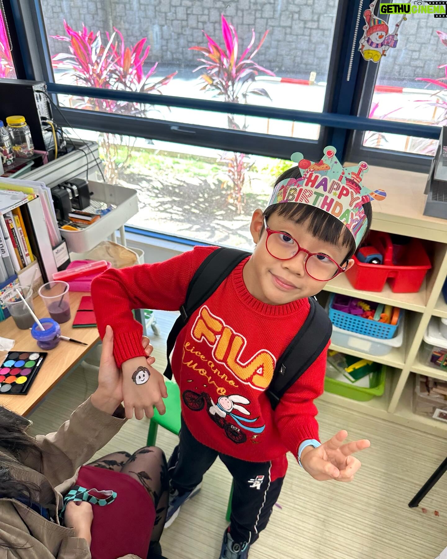 Sharon Chan Man-Chi Instagram - 又到一年一度 學校舉行嘅聖誕生日會🎂 子樂嘅生日月開始啦! 今年我準備咗好靚嘅聖誕🍩 @msdonutt 個個小朋友都玩得好開心 咁家長們就開心啦😛 Happy B Day Dear Son ♥️ 預祝各位聖誕快樂🎄⛄️