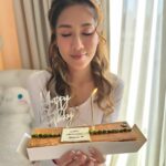 Sharon Chan Man-Chi Instagram - 2024 我並不快樂 看着病重的媽媽 生命時鐘在倒數 我從來沒想過 這一天來得那麼快 我的生日願望 只有一個 祈求天父🙏 俾多一次機會媽咪好番 我好想佢繼續整飯盒 俾我帶返公司食 好想佢煲椰子雞湯俾我飲 好想佢鬧我成日飲凍嘢 好想佢打電話俾我 好想佢日鵝夜鵝 好多好想好想好想好想 我真的很痛苦 😭😭😭 面對龐大嘅醫藥費 我都要默默承受 因為我應承過媽咪 一定要佢舒服唔好捱苦 我再辛苦都冇所謂 我真係好希望有奇蹟出現 希望大家幫我媽咪集氣 希望佢可以好番🙏🥹 健康無價 珍惜身邊人 多給他們擁抱 多點說，我愛你♥️