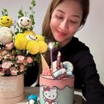 Sharon Chan Man-Chi Instagram - 還趕得上17號 的最後1分鐘 為自己生日紀念 今年我並沒有為自己慶祝 沒想到昨天 差不多踏入12點的一刻 老公突然打開大門 廿幾年猶如親人的好友Tins 拿著蛋糕和花到我家 真的沒想過 我就哭了 謝謝妳♥️ 2024 我只有一個願望 希望媽媽可以好起來 希望大家也能為她 祈禱祝願💕 𝑻𝒉𝒂𝒏𝒌𝒚𝒐𝒖 𝒇𝒐𝒓 𝒕𝒉𝒆 𝒃𝒆𝒂𝒖𝒕𝒊𝒇𝒖𝒍 𝒇𝒍𝒐𝒘𝒆𝒓𝒔 🌼 𝑴𝒚 𝑴𝒐𝒎 𝒍𝒐𝒗𝒆 𝒊𝒕 💕 @tina704 @phoebeleung821 @peggy_law_ @jj.wonderwine
