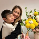 Sharon Chan Man-Chi Instagram - 還趕得上17號 的最後1分鐘 為自己生日紀念 今年我並沒有為自己慶祝 沒想到昨天 差不多踏入12點的一刻 老公突然打開大門 廿幾年猶如親人的好友Tins 拿著蛋糕和花到我家 真的沒想過 我就哭了 謝謝妳♥️ 2024 我只有一個願望 希望媽媽可以好起來 希望大家也能為她 祈禱祝願💕 𝑻𝒉𝒂𝒏𝒌𝒚𝒐𝒖 𝒇𝒐𝒓 𝒕𝒉𝒆 𝒃𝒆𝒂𝒖𝒕𝒊𝒇𝒖𝒍 𝒇𝒍𝒐𝒘𝒆𝒓𝒔 🌼 𝑴𝒚 𝑴𝒐𝒎 𝒍𝒐𝒗𝒆 𝒊𝒕 💕 @tina704 @phoebeleung821 @peggy_law_ @jj.wonderwine