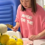 Sharon Chan Man-Chi Instagram - 還趕得上17號 的最後1分鐘 為自己生日紀念 今年我並沒有為自己慶祝 沒想到昨天 差不多踏入12點的一刻 老公突然打開大門 廿幾年猶如親人的好友Tins 拿著蛋糕和花到我家 真的沒想過 我就哭了 謝謝妳♥️ 2024 我只有一個願望 希望媽媽可以好起來 希望大家也能為她 祈禱祝願💕 𝑻𝒉𝒂𝒏𝒌𝒚𝒐𝒖 𝒇𝒐𝒓 𝒕𝒉𝒆 𝒃𝒆𝒂𝒖𝒕𝒊𝒇𝒖𝒍 𝒇𝒍𝒐𝒘𝒆𝒓𝒔 🌼 𝑴𝒚 𝑴𝒐𝒎 𝒍𝒐𝒗𝒆 𝒊𝒕 💕 @tina704 @phoebeleung821 @peggy_law_ @jj.wonderwine