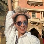 Sharon Chan Man-Chi Instagram - 每年都要去𝐷𝑖𝑠𝑛𝑒𝑦𝑙𝑎𝑛𝑑 探吓呢棵聖誕樹 🎄🎅🏻 已經好有聖誕氣氛 真係好鍾意12月 因為阿仔就嚟生日啦🎂 @hkdisneyland #hellodecember #christmastree