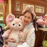 Sharon Chan Man-Chi Instagram - 每年都要去𝐷𝑖𝑠𝑛𝑒𝑦𝑙𝑎𝑛𝑑 探吓呢棵聖誕樹 🎄🎅🏻 已經好有聖誕氣氛 真係好鍾意12月 因為阿仔就嚟生日啦🎂 @hkdisneyland #hellodecember #christmastree