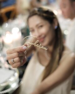 Sharon Chan Man-Chi Instagram - 開心的12月♥️ 每張相片都充滿着幸福與喜悅 婚禮上的種種小細節 全部都是新娘子的心思💕 @roxannetong @kennethmkm 看到你們那麼幸福 我們真的很感動 還有要感謝今次隨行有 小白老師和江老師兩大高手助陣 @alden_chenyin @samanthakong 大家先有咁多靚相 留下美好回憶 我決定要學影相 因為江老師話陳老師有潛質🤣