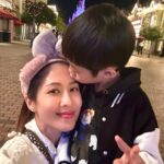 Sharon Chan Man-Chi Instagram - 每年都要去𝐷𝑖𝑠𝑛𝑒𝑦𝑙𝑎𝑛𝑑 探吓呢棵聖誕樹 🎄🎅🏻 已經好有聖誕氣氛 真係好鍾意12月 因為阿仔就嚟生日啦🎂 @hkdisneyland #hellodecember #christmastree