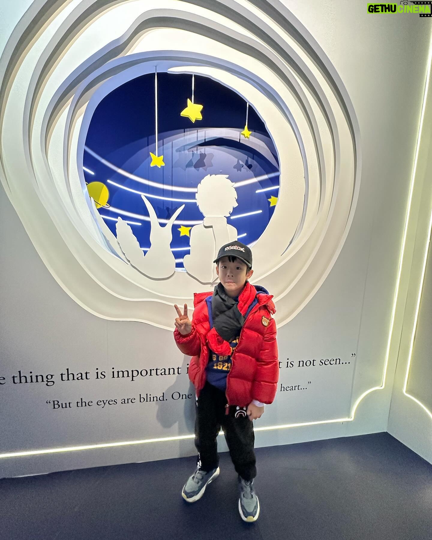 Sharon Chan Man-Chi Instagram - 子樂正日🎂的那一天 我們到了海洋公園 探小王子🤴🏻 還去了最愛的海龍王餐廳 吃生日大餐😋 他們三兄弟玩到唔捨得走 開心生日月♥️ @hkoceanpark #hkoceanpark #ChristmasSensationHOHOHO2023 #LePetitPrince80thAnniversaryGalacticVoyage #海洋公園 #聖誕全城HOHOHO2023 #小王子80周年星空遊歷之旅