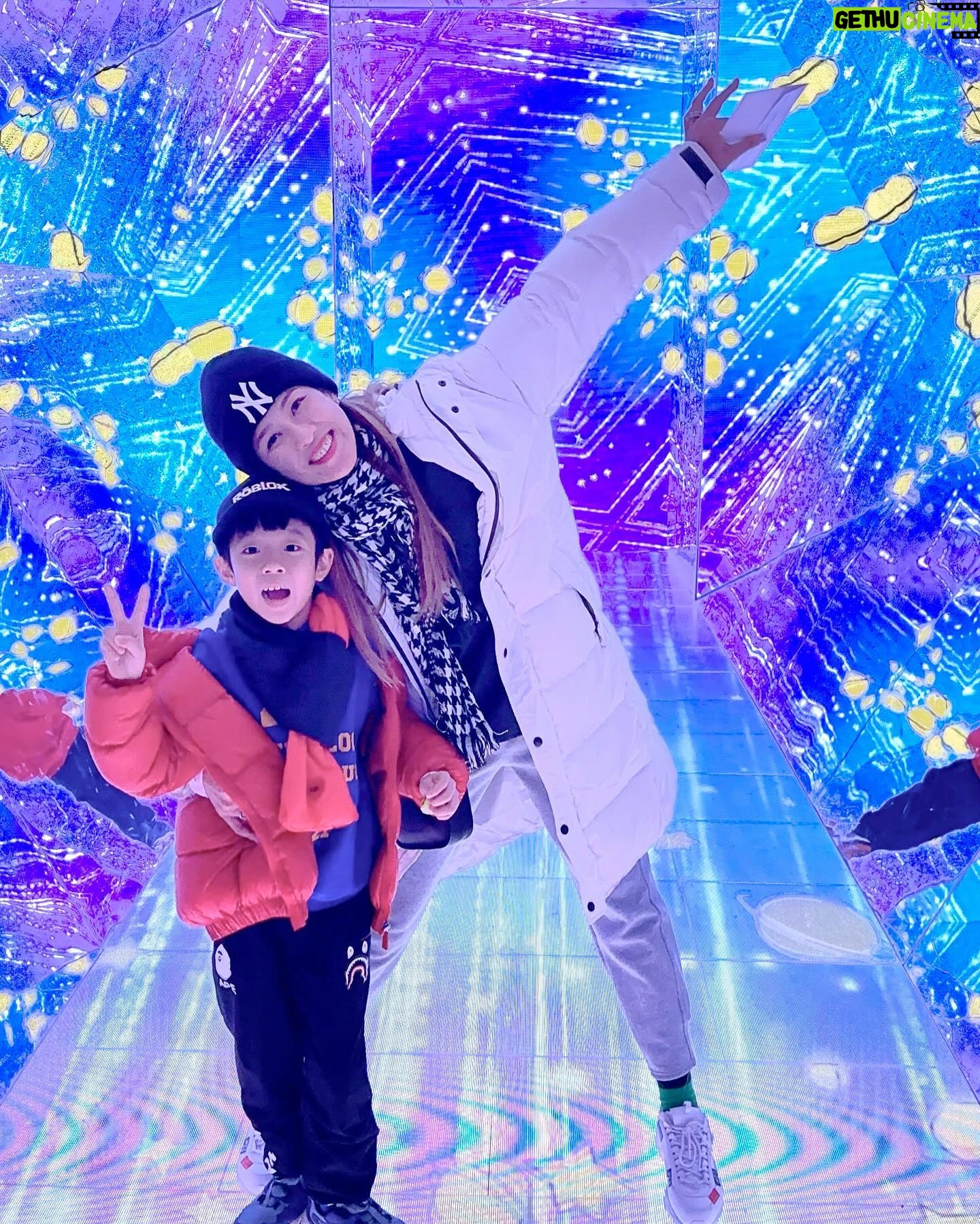 Sharon Chan Man-Chi Instagram - 子樂正日🎂的那一天 我們到了海洋公園 探小王子🤴🏻 還去了最愛的海龍王餐廳 吃生日大餐😋 他們三兄弟玩到唔捨得走 開心生日月♥️ @hkoceanpark #hkoceanpark #ChristmasSensationHOHOHO2023 #LePetitPrince80thAnniversaryGalacticVoyage #海洋公園 #聖誕全城HOHOHO2023 #小王子80周年星空遊歷之旅