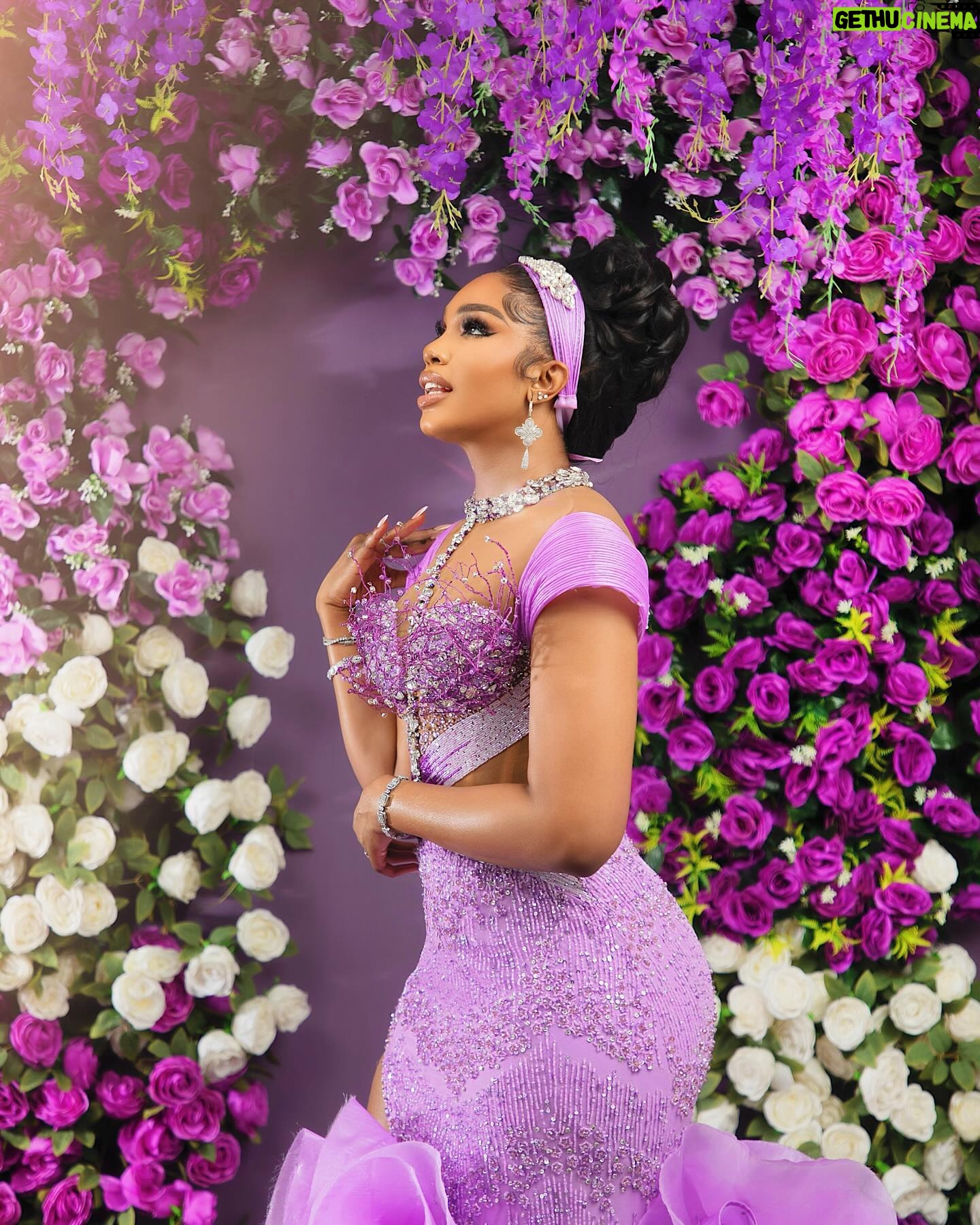 Sharon Ooja Instagram - This year I dressed as a rebellious princess 🤣🥹I’m your entertainment for this season stepping into the spotlight that I so live in already,Finding love in the same garden the queen found love must be a flex for me ….. I present you princesss sharon of a certain house in Imo state 🥹🤭 lady whistledown will be writing about this betrothal shortly … in the mean time I’m off to see the queen Bridgerton is upon us #brigertonnetflix #netflix @naijaonnetflix @netflixsa Outfit @somobysomo Jewelry @bozdiamonds 🥹😍 Styling best boy ever @dahmola Photography @chuchuojekwe Hair @adefunkeee Makeup @bibyonce Hairstyling @bernardsmiless
