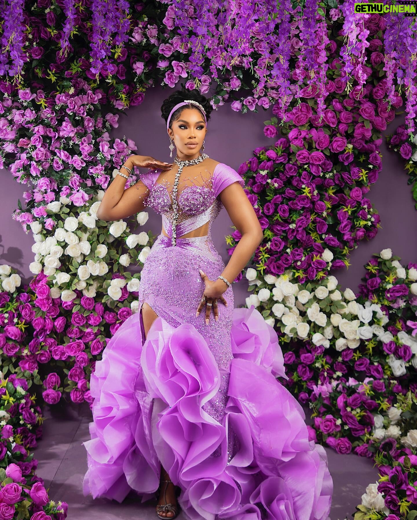 Sharon Ooja Instagram - This year I dressed as a rebellious princess 🤣🥹I’m your entertainment for this season stepping into the spotlight that I so live in already,Finding love in the same garden the queen found love must be a flex for me ….. I present you princesss sharon of a certain house in Imo state 🥹🤭 lady whistledown will be writing about this betrothal shortly … in the mean time I’m off to see the queen Bridgerton is upon us #brigertonnetflix #netflix @naijaonnetflix @netflixsa Outfit @somobysomo Jewelry @bozdiamonds 🥹😍 Styling best boy ever @dahmola Photography @chuchuojekwe Hair @adefunkeee Makeup @bibyonce Hairstyling @bernardsmiless