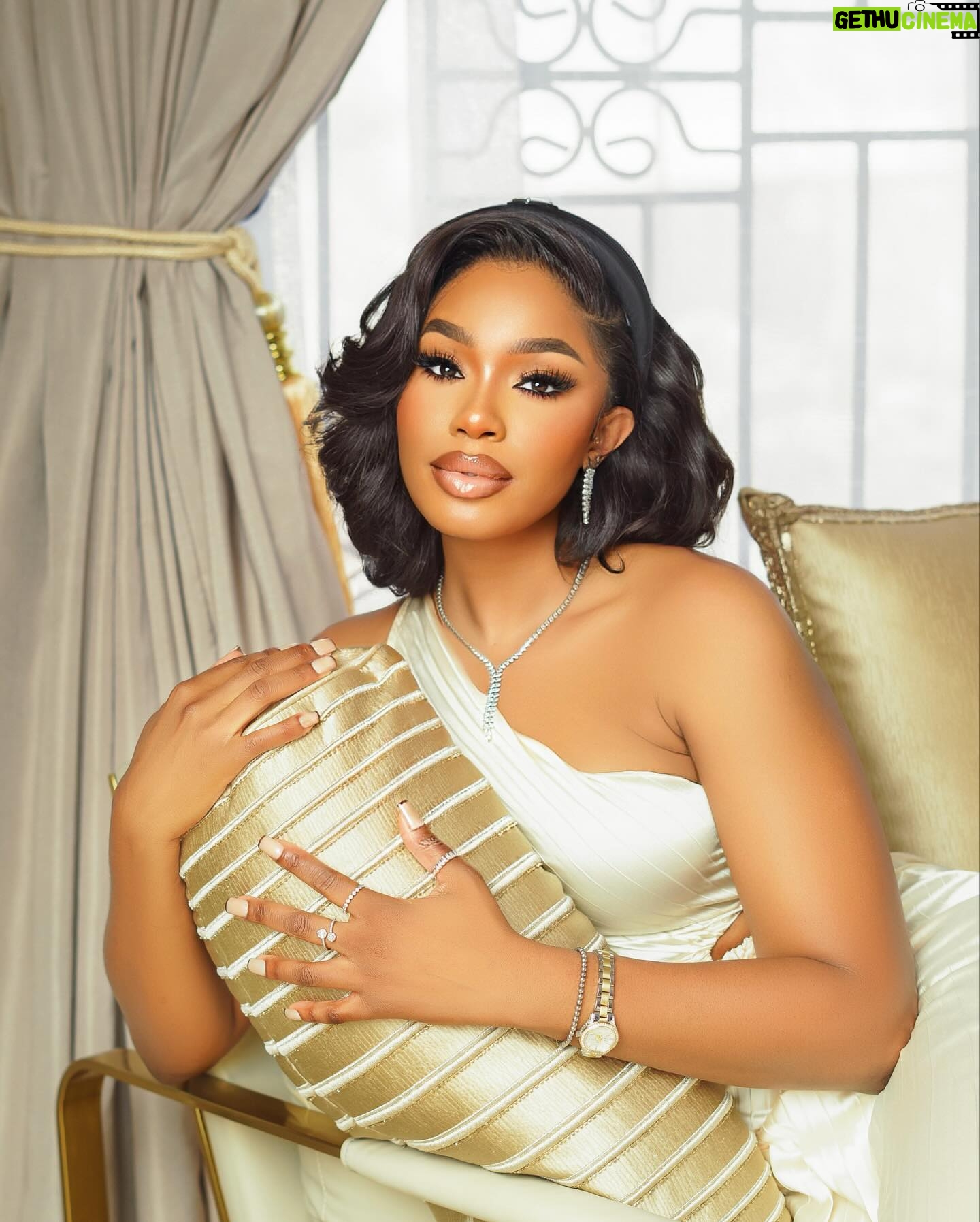 Sharon Ooja Instagram - Happy new month my lovers💕… this new month of December I know God will surprise us … He will answer our secret prayers … He will do what he did for David in 1st samuel 16 vs 11 where samuel said he would not sit till jesse brought David to be anointed … that’s how God will make our helpers wait and not sit till they do what God has sent them to do in our lives … this month is a month of thanksgiving giving everyday we should be grateful God kept us from January and is ushering us into this new year with joy and blessings .. it’s our time for answered prayers for all we prayed for this December 💕💕💕💕 As you know my dainty Jewellry @bozdiamonds @bozjewelry Photography @bangraphy #ayoungwife❤️