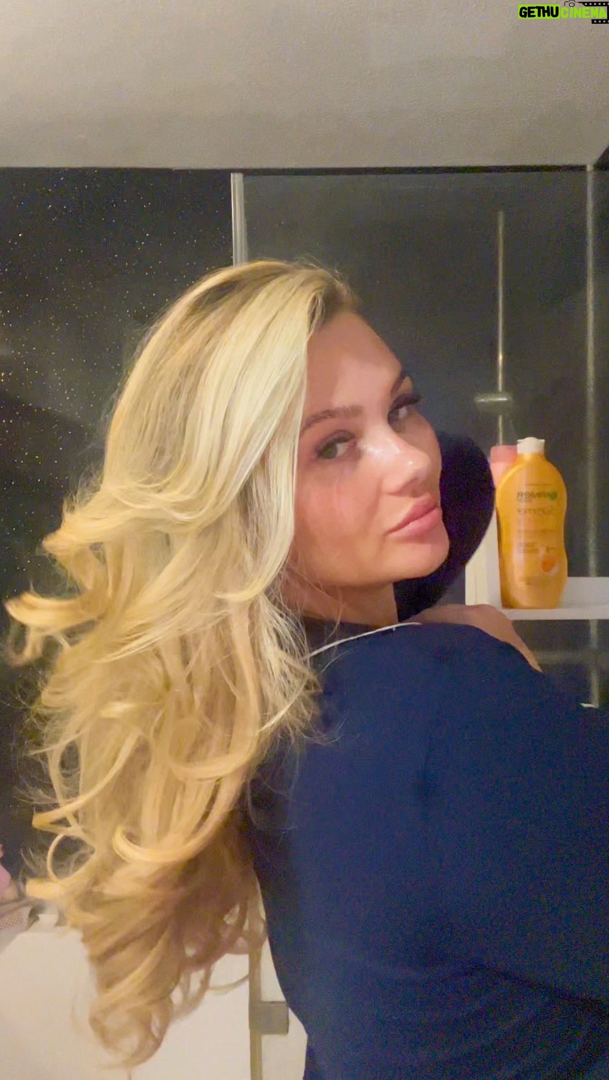 Shaughna Phillips Instagram - Itβs self care sunday ππΌββοΈ This is your weekly reminder to book a blow dry at the best place in London @blow__london π My hair fairy @hairbysls_ @shaunastaines ππΌββοΈ