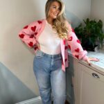 Shaughna Phillips Instagram – Wear my heart on my sleeve kinda gal ♥️💕♥️

Use “SP23Q4” for 15% OFF @shein_gb 

Cardigan – 24517324
Jeans – 10408154

#AD
#SHEINblackfriday 
#SHEINGoodFinds
#SHEINforAll