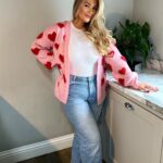 Shaughna Phillips Instagram – Wear my heart on my sleeve kinda gal ♥️💕♥️

Use “SP23Q4” for 15% OFF @shein_gb 

Cardigan – 24517324
Jeans – 10408154

#AD
#SHEINblackfriday 
#SHEINGoodFinds
#SHEINforAll