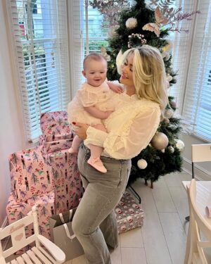 Shaughna Phillips Instagram - My Christmas dolly chops 🩷