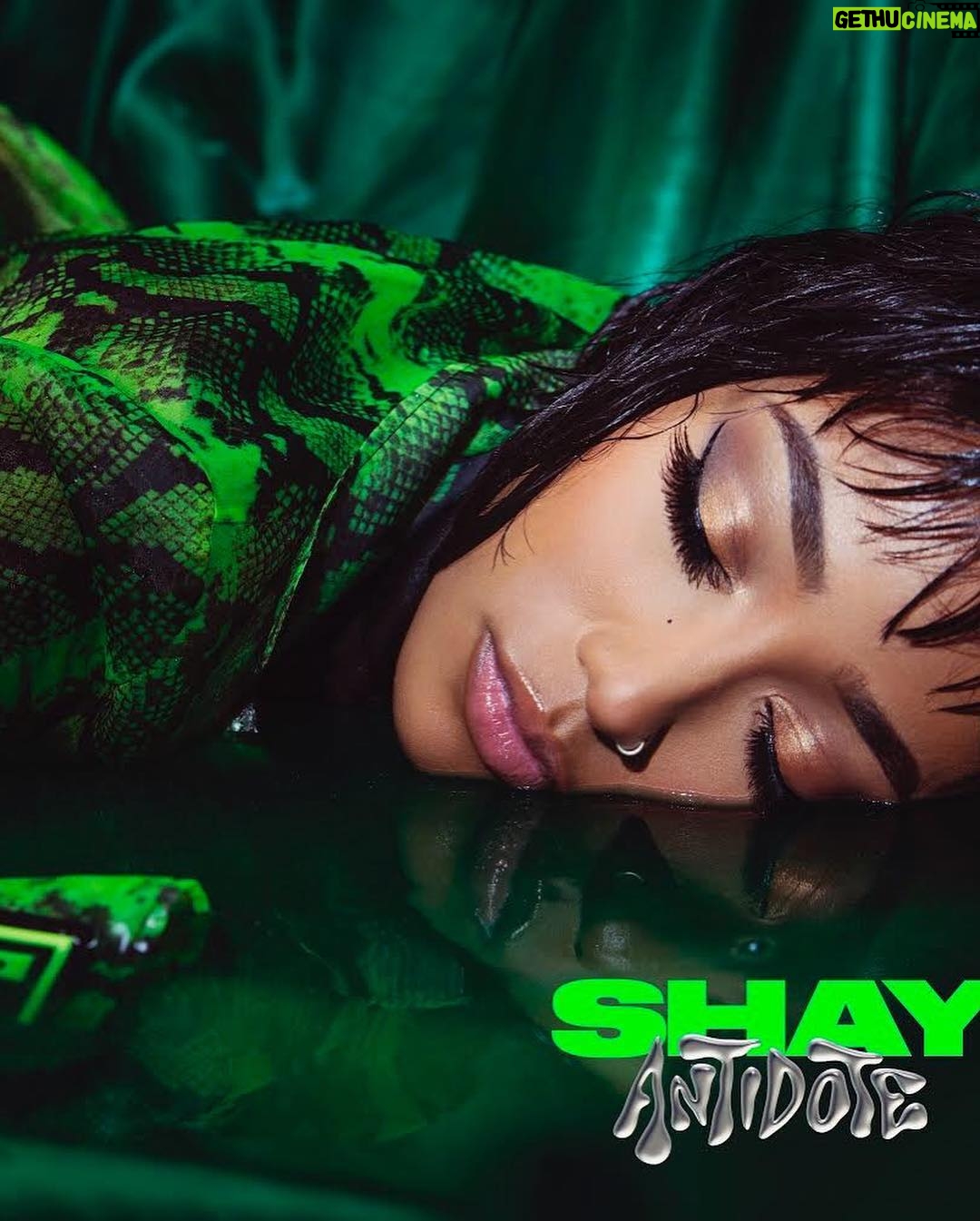 Shay Instagram - J’crois que j’viens de dévoiler la cover de mon prochain album .. 💦🙄 #ANTIDOTE #10MAI 🐍