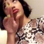 Shay Instagram - Pourquoi on dirait qu’elle connaît pas les paroles cette tchoin ? 🤦🏽‍♀️🤷🏽‍♀️🔫
