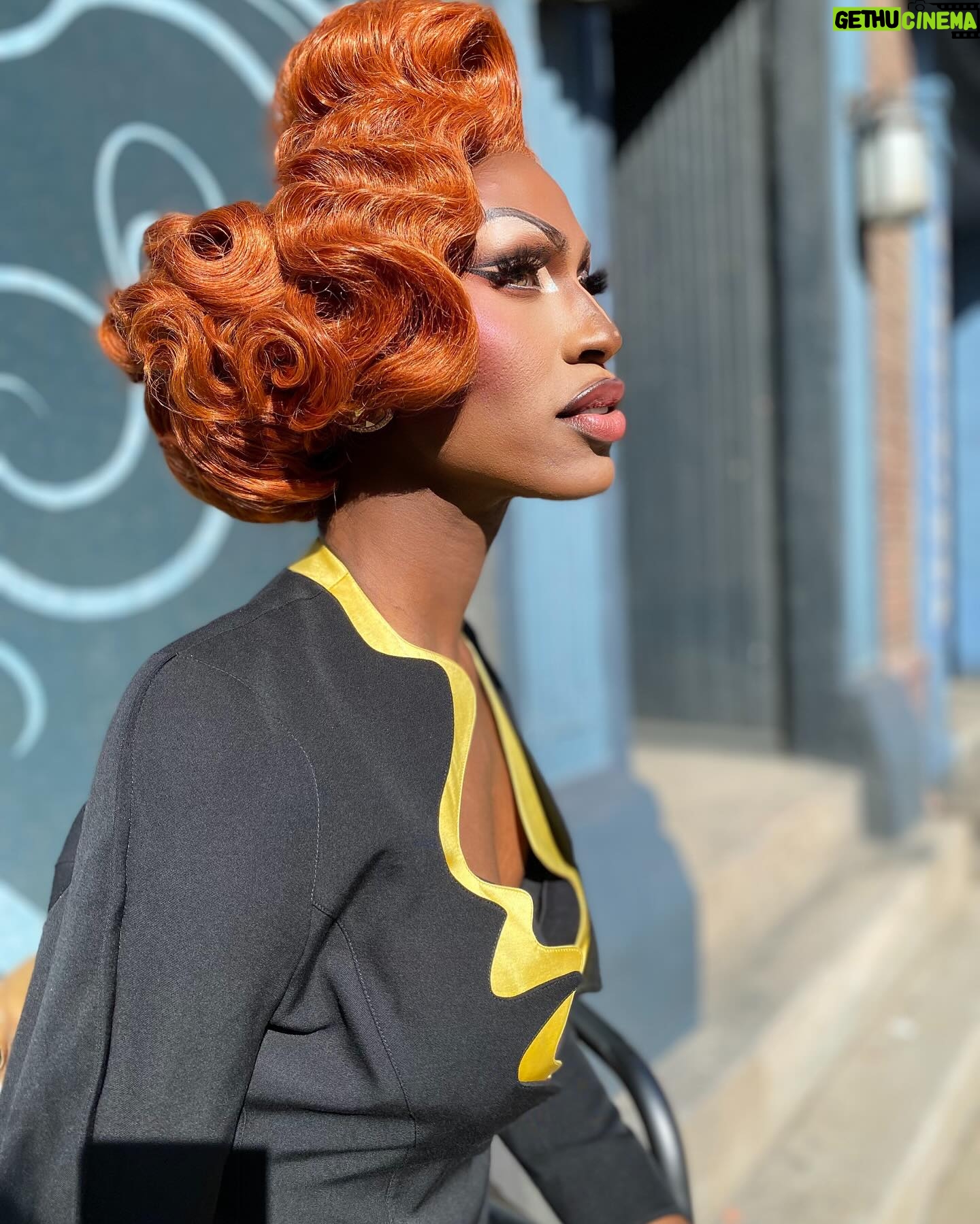 Shea Couleé Instagram - Some more fun little BTS shots from Abbott Elementary. Special shout out to @fingazbeauty for doing the damn thing with this hair!!! 😍