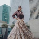 Shefali Shah Instagram - . @iemmys @netflix_in #DelhiCrimeSeason2 Outfit by - @raw_mango Jewels by - @abhilasha_pret_jewelry Photographer: @krimesh @crossover_studios Stylist: @radhikamehra Assisted by: @styleby_foram Hair: @mikelstyled Make up: @redjessmakeup