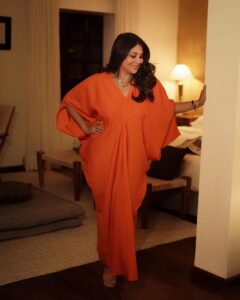 Shefali Shah Instagram - 🧡 Hair: @hairbymousami Make up: @makeupartist_prasenjit Photography: @portraits_by_pro @esteelauderin #ReNutriv #SkinLongevity