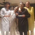 Shefali Shah Instagram - Diwali is about love, light, happiness, togetherness. And it’s been a ritual for years where we all meet at our home to celebrate just that. And it’s priceless.❤️❤️❤️