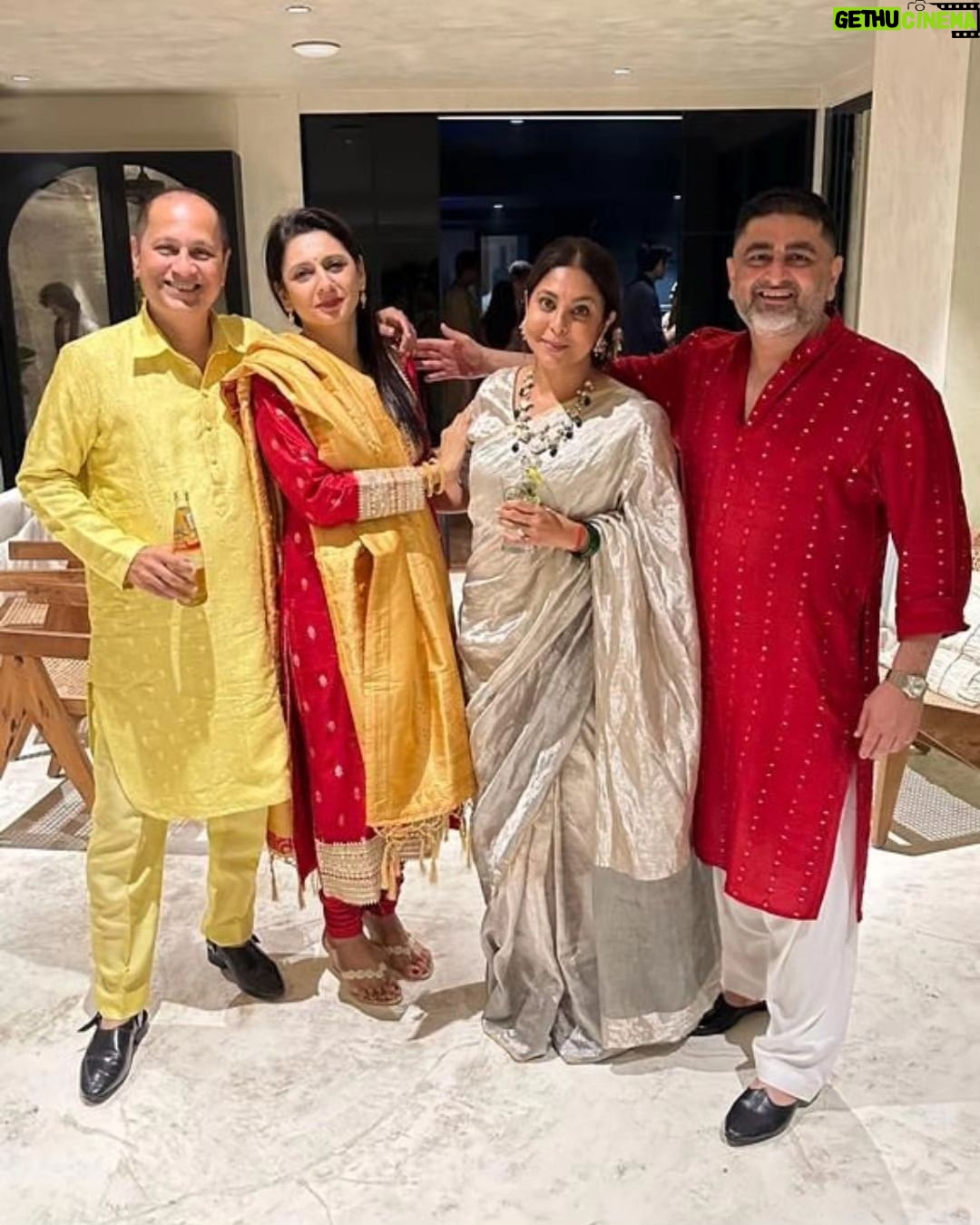 Shefali Shah Instagram - Diwali is about love, light, happiness, togetherness. And it’s been a ritual for years where we all meet at our home to celebrate just that. And it’s priceless.❤️❤️❤️