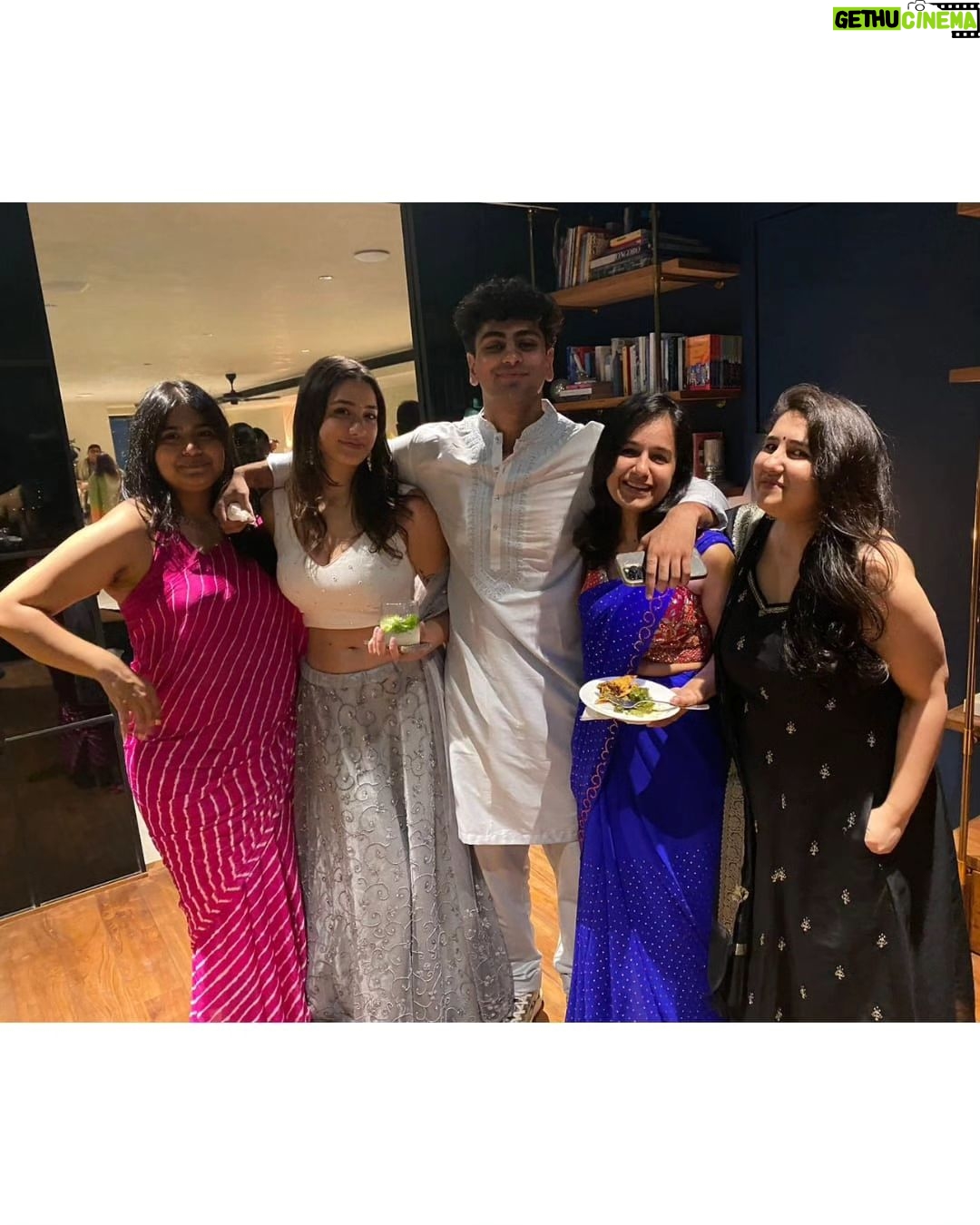 Shefali Shah Instagram - Diwali is about love, light, happiness, togetherness. And it’s been a ritual for years where we all meet at our home to celebrate just that. And it’s priceless.❤️❤️❤️