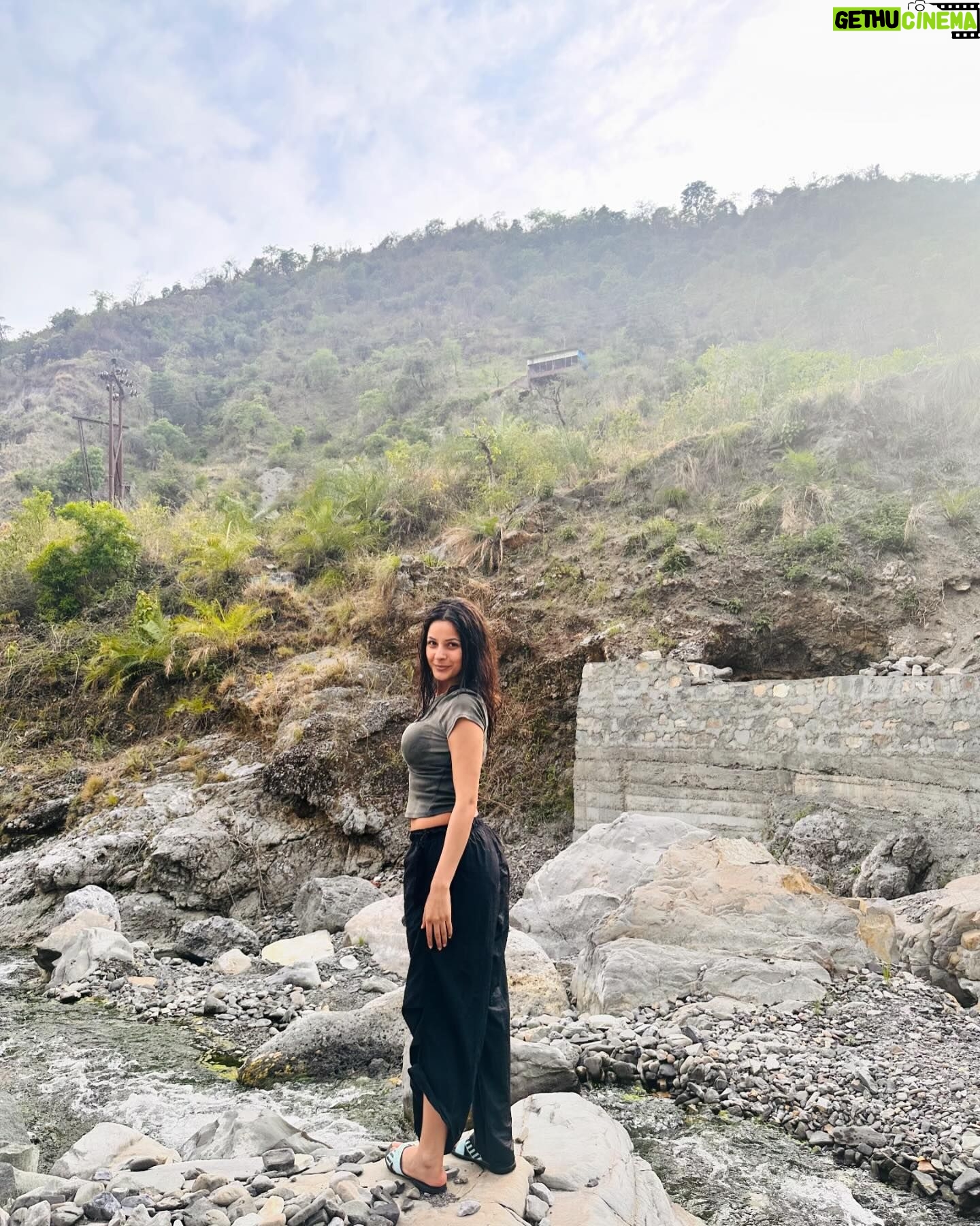 Shehnaaz Kaur Gill Instagram - mazze main raho 🏔️