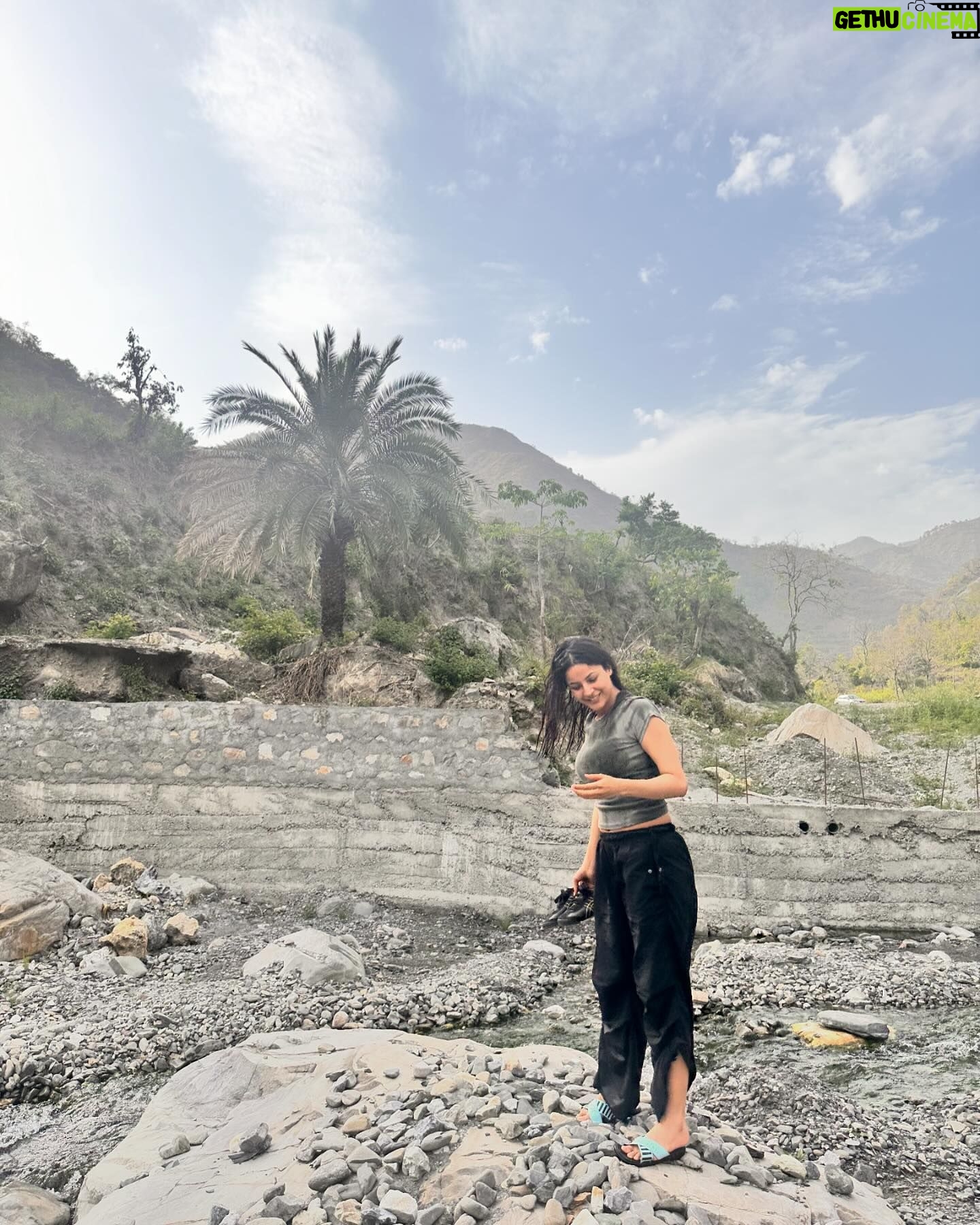 Shehnaaz Kaur Gill Instagram - mazze main raho 🏔️