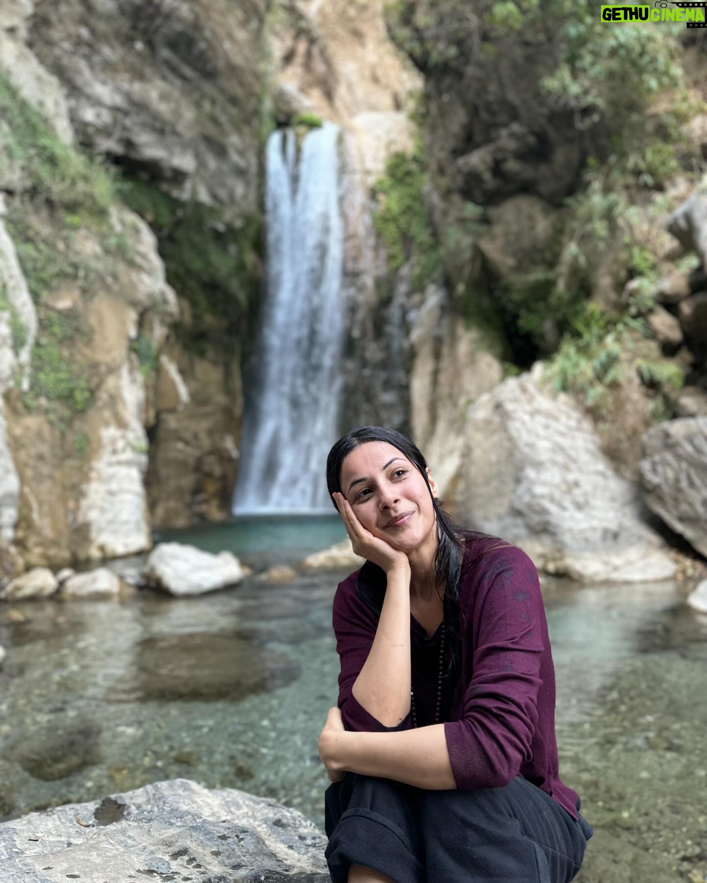 Shehnaaz Kaur Gill Instagram - nature love 🏔️