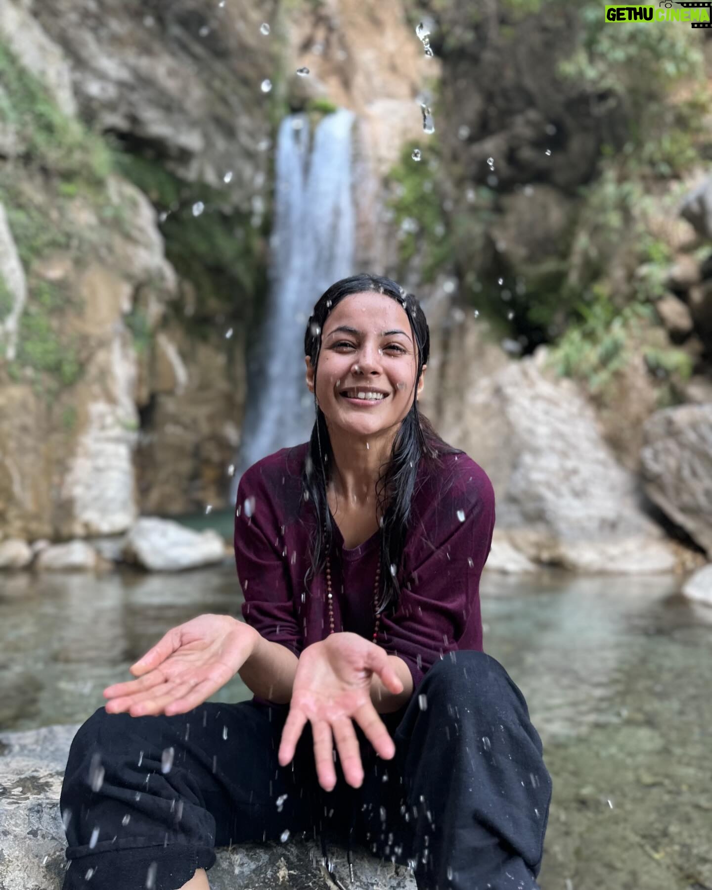 Shehnaaz Kaur Gill Instagram - nature love 🏔️