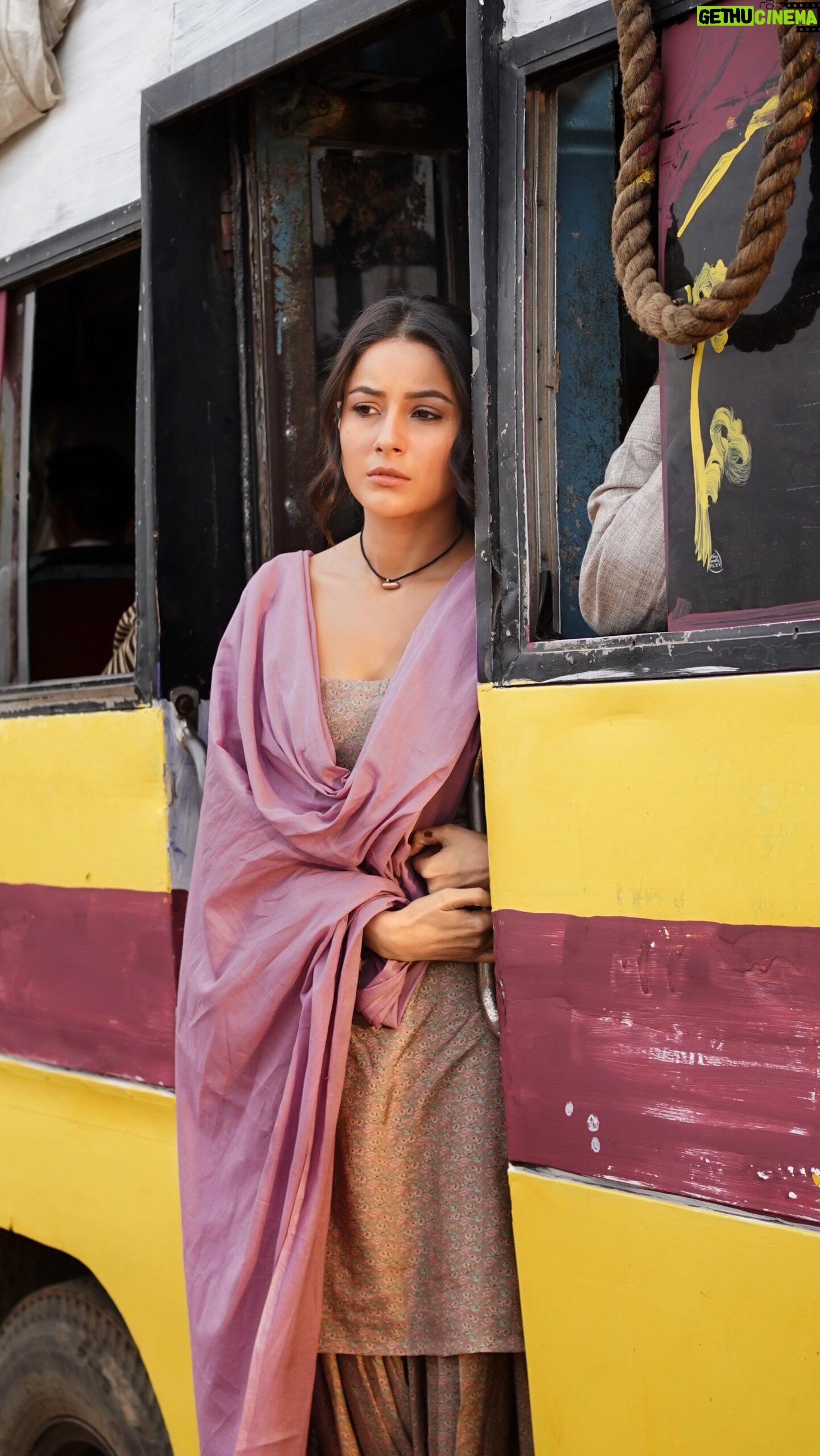 Shehnaaz Kaur Gill Instagram - ve mahiya mainu … #dhuplagdi #shehnaazgill 🌞🌞🌞