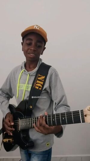 Sheila E. Instagram - This lil dude is so dope! And he plays everything …….
@ludovicktshiswaka 

#play,  #grooves , #Musicalização , #música,  #guittar